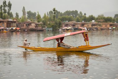 Tekne ve Dal gölde Hint insanlar. Srinagar, Hindistan