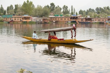 Tekne ve Dal gölde Hint insanlar. Srinagar, Hindistan