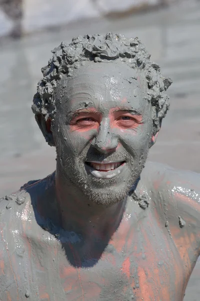 Homme dans un bain de boue grise. Dalyan, Turquie — Photo