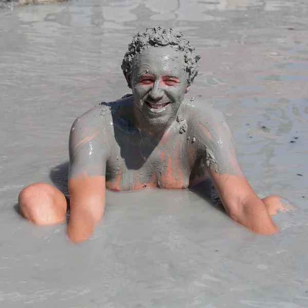 Человек в серой грязевой ванне. Далянь, Турция — стоковое фото