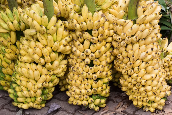 Mazzo di banane gialle mature, da vicino — Foto Stock