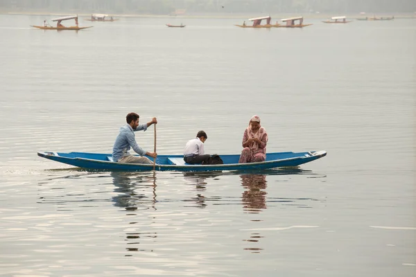 Boat and indian people in Dal lake. Srinagar, India — Stock Photo, Image