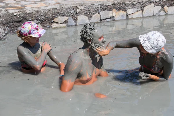 Pessoas em banho de lama cinzenta. Dalyan, Turquia — Fotografia de Stock