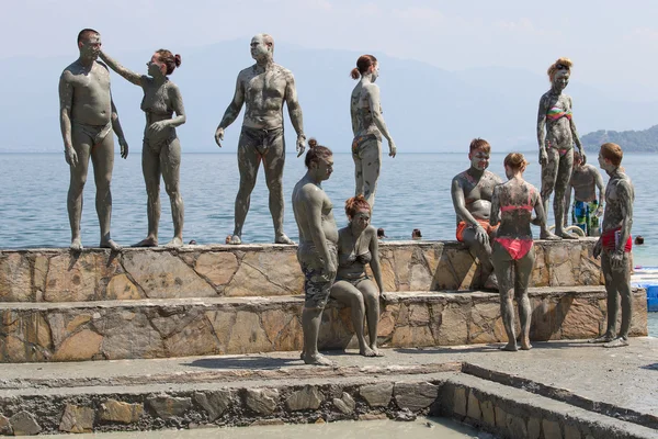 People in grey mud bath. Dalyan, Turkey — Stock Photo, Image