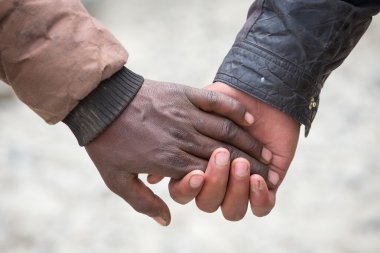 Erkekler çift eller Hindistan'da sokakta