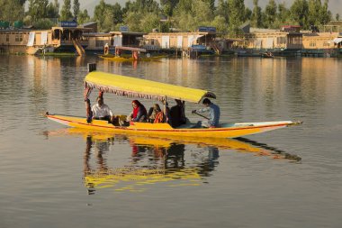 Tekne ve Dal gölde Hint insanlar. Srinagar, Jammu and Kashmir devlet, Hindistan