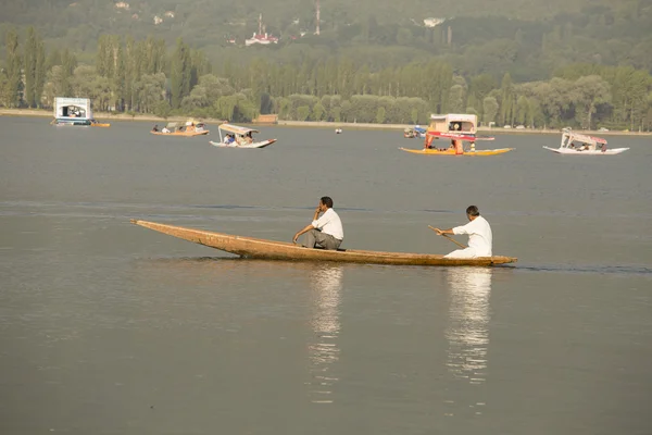 Barco e índios em Dal Lake. Srinagar, Jammu e Caxemira, Índia — Fotografia de Stock