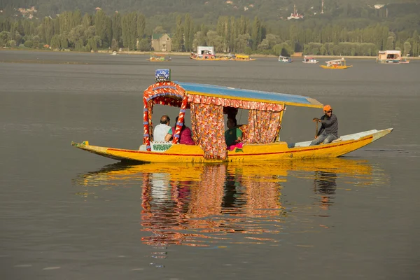 Barco y gente india en el lago Dal. Srinagar, estado de Jammu y Cachemira, India —  Fotos de Stock