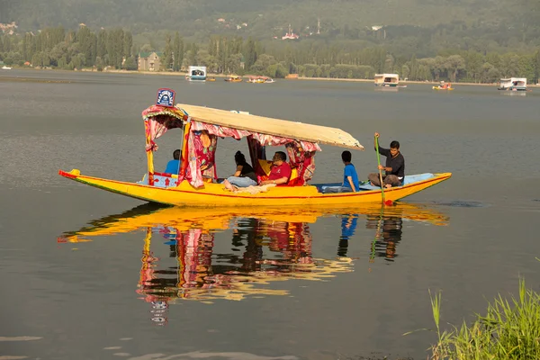Boat and indian people in Dal lake. Srinagar, Jammu and Kashmir state, India — Stock Photo, Image
