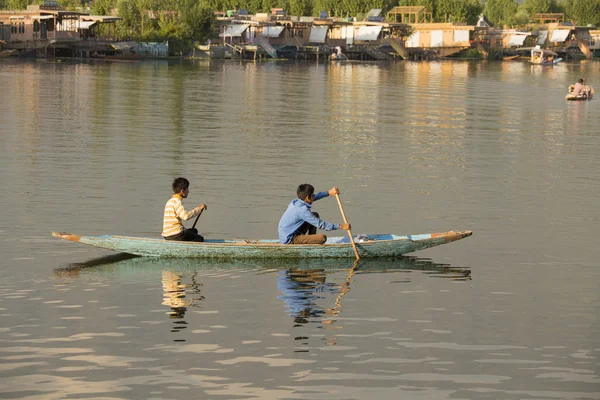 Barca e indiani nel lago Dal. Stato di Srinagar, Jammu e Kashmir, India — Foto Stock