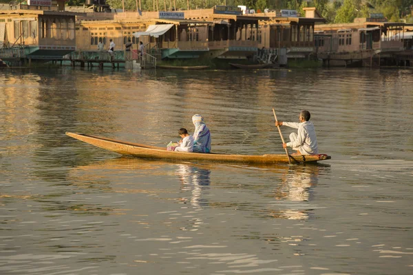 Barca e indiani nel lago Dal. Stato di Srinagar, Jammu e Kashmir, India — Foto Stock