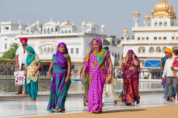 Sikhs und indianer besuchen den goldenen tempel in amritsar, punjab, indien. — Stockfoto