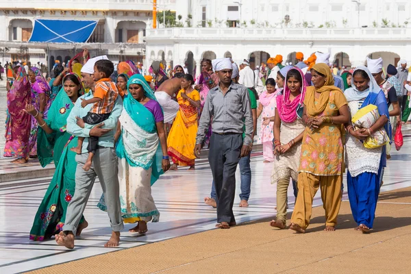 Sijs y gente india visitando el Templo Dorado en Amritsar, Punjab, India . —  Fotos de Stock