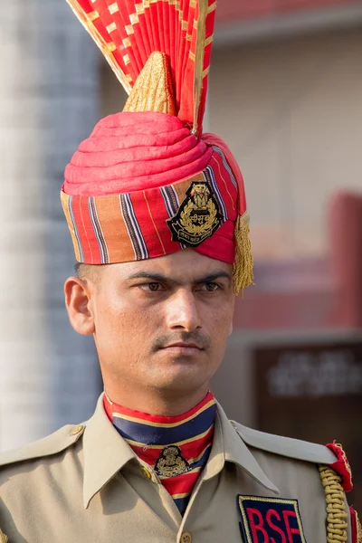 Retrato de guardia de frontera india en la frontera india-pakistaní durante la ceremonia de cierre de la frontera. Attari, India — Foto de Stock