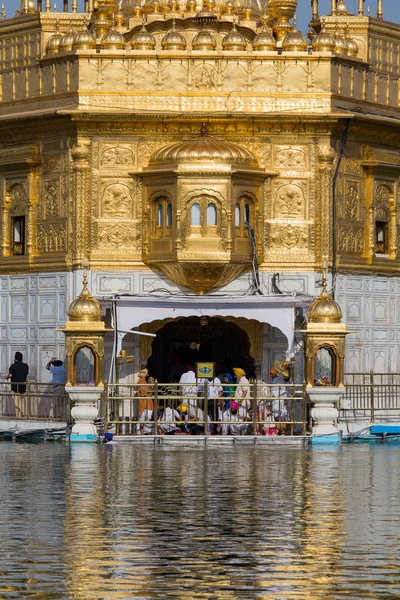 Sikh e indiani in visita al Tempio d'Oro di Amritsar, Punjab, India . — Foto Stock