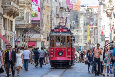 Taksim Tünel nostaljik tramvay istiklal cadde ve insanları özellikle istiklal Caddesi boyunca trundles. Istanbul, Türkiye