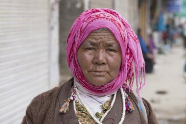 Leh, Ladakh sokakta Hint kadından. Hindistan