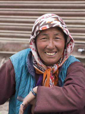 Leh, Ladakh sokakta Hint kadından. Hindistan