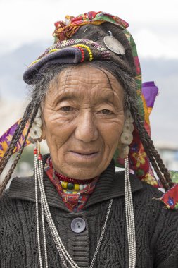 Leh, Ladakh sokakta Hint kadından. Hindistan
