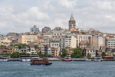 Galata Kulesi ve su Haliç. Istanbul, Türkiye