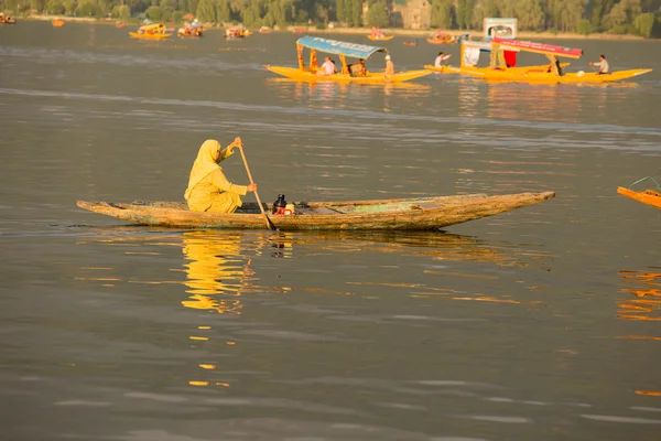 Tekne ve Dal gölde Hint insanlar. Srinagar, Jammu and Kashmir devlet, Hindistan — Stok fotoğraf