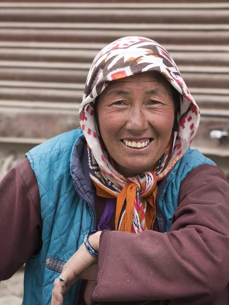 Mulher indiana mendigo na rua em Leh, Ladakh. Índia — Fotografia de Stock