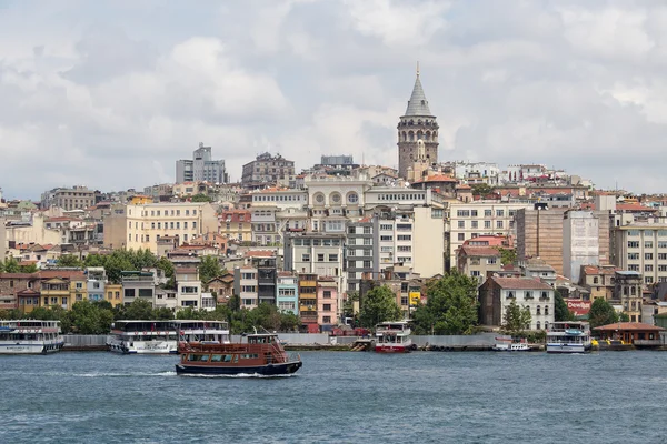 Galata Kulesi ve su Haliç. Istanbul, Türkiye
