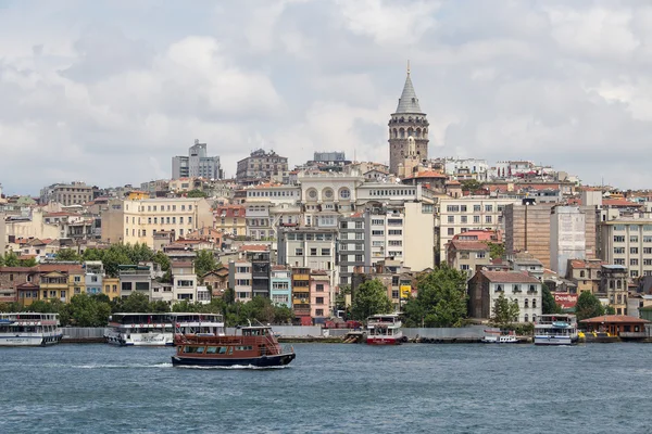 Galata Kulesi ve su Haliç. Istanbul, Türkiye — Stok fotoğraf