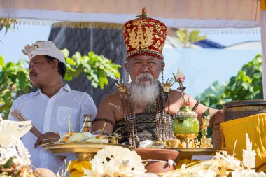 Eski Brahman sahilde Ketewel dini ayin yürütmektedir. Bali, Endonezya