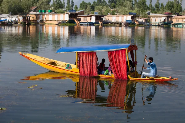 Boot en Indische mensen in Dal meer. Srinagar, India — Stockfoto