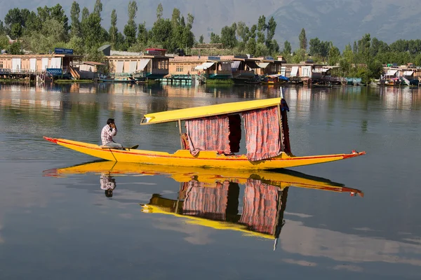 Båt och indiska folket i sjön Dal. Srinagar, Indien — Stockfoto