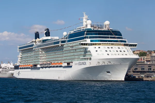 White grote cruise schip en water Bosporus straat in Istanboel, Turkije — Stockfoto