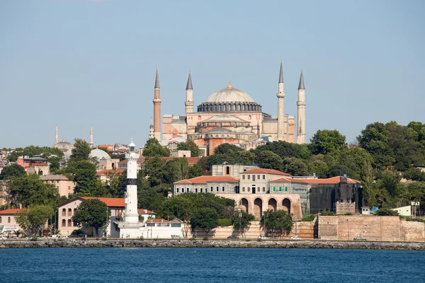 圣索菲亚大教堂和伊斯坦布尔，查看从博斯普鲁斯海峡。土耳其 — 图库照片