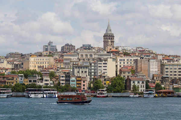 Galata Tower e água Golden Horn. Istambul, Turquia — Fotografia de Stock