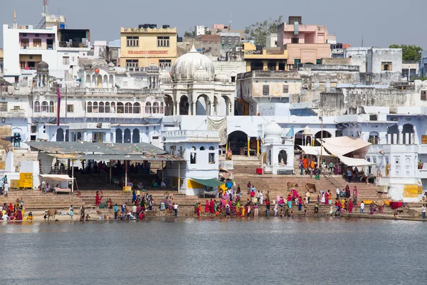 Neznámí lidé při svaté Pushkar Sarovar jezero v Indii — Stock fotografie