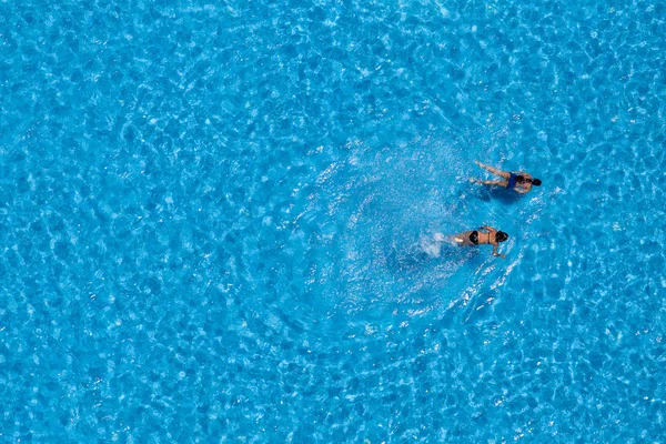 Vista aérea de dos chicas nadando en la piscina —  Fotos de Stock