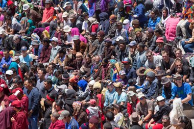 Tibetli Budist insanlar ve turist Hemis Manastırı, Ladakh, Hindistan