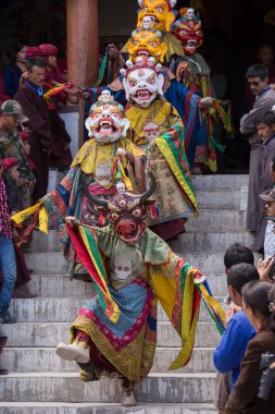 Tibetli Budist lamas mistik maskeli bir ritüel Tsam dans gerçekleştirin. Hemis Manastırı, Ladakh, Hindistan