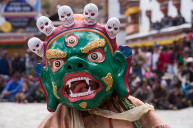 Tibetli Budist lamas mistik maskeli bir ritüel Tsam dans gerçekleştirin. Hemis Manastırı, Ladakh, Hindistan