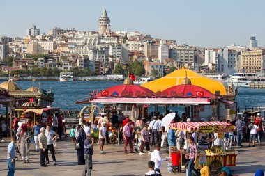 Eminönü Limanı, Istanbul, Türkiye'de Haliç Körfezi üzerinde Beyoğlu İlçesi