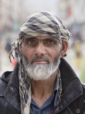 Portre Tibet yaşlı adama sokakta Leh, Ladakh içinde. Hindistan