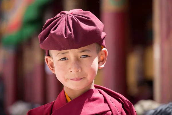 Portret buddyzmu tybetańskiego młody mnich w Hemis klasztor, Ladakh, północnych Indiach — Zdjęcie stockowe