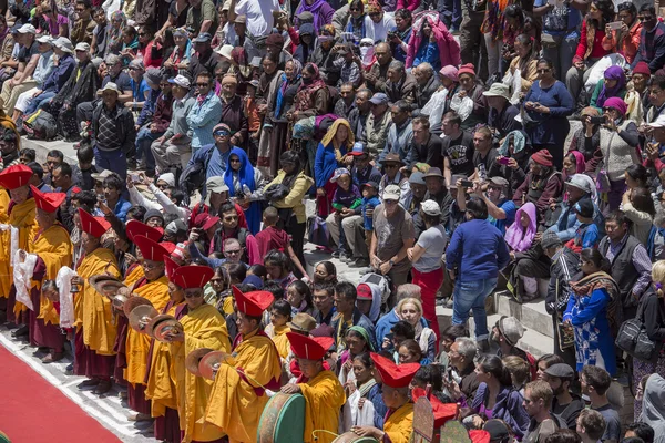 Tibetan Buddhist people and tourist in Hemis monastery, Ladakh, India — Stock Photo, Image