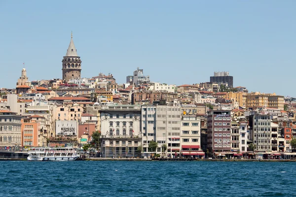 Galata Tower e água Golden Horn. Istambul, Turquia — Fotografia de Stock