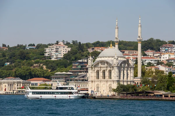 Mesquita de Ortakoy no distrito de Besiktas, Istambul, Turquia — Fotografia de Stock
