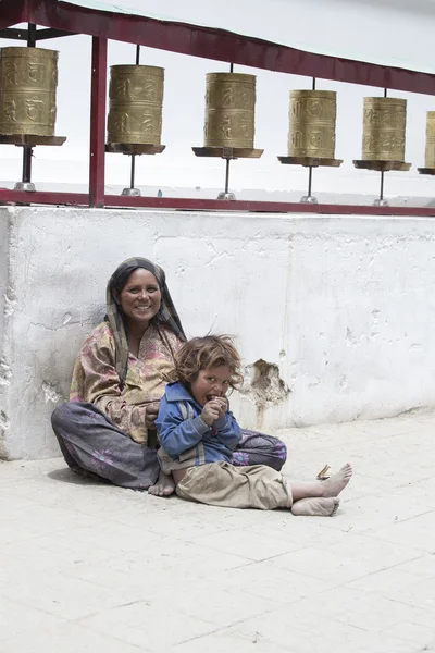 Indian poor woman with children begs for money from a passerby on the street in Leh, India — Stock Photo, Image