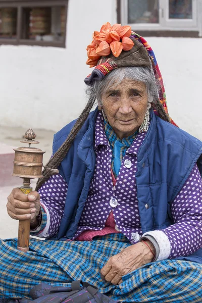 ラダック ・ レーの路上の肖像歳の女性。インド — ストック写真