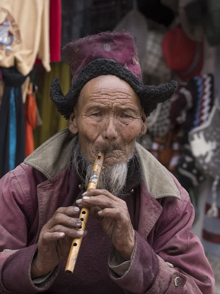 Portrait tibetan old man on the street in Leh, Ladakh. India — Stock Photo, Image