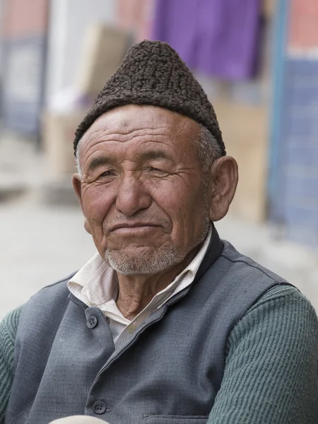 Portret tybetańskich stary człowiek na ulicy w Leh, Ladakh. Indie — Zdjęcie stockowe