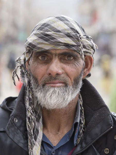 Retrato tibetano anciano en la calle en Leh, Ladakh. India — Foto de Stock